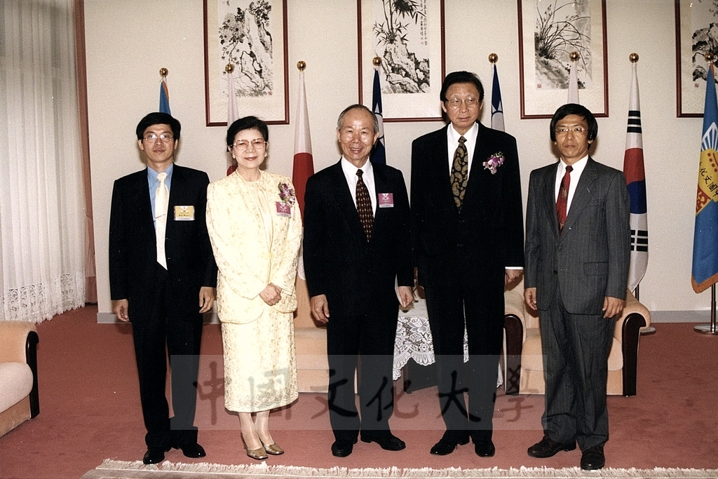 2001年11月5日參加中日韓三國私立學校發展會議貴賓蒞臨本校並由董事長張鏡湖、校長林彩梅親自接待的圖檔，第5張，共10張
