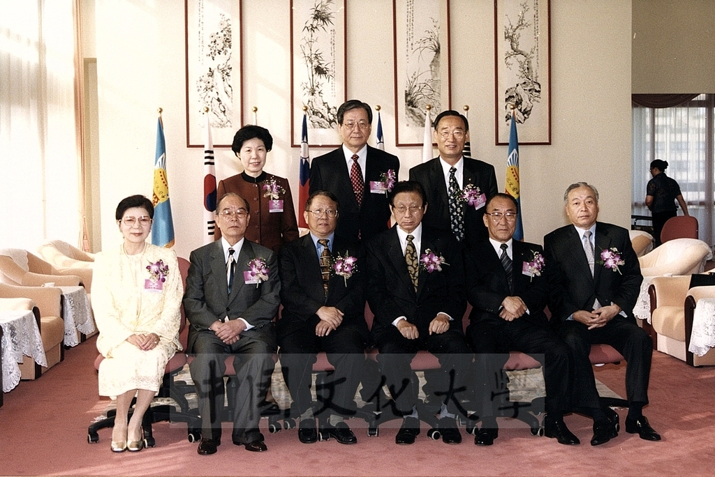 2001年11月5日參加中日韓三國私立學校發展會議貴賓蒞臨本校並由董事長張鏡湖、校長林彩梅親自接待的圖檔，第6張，共10張
