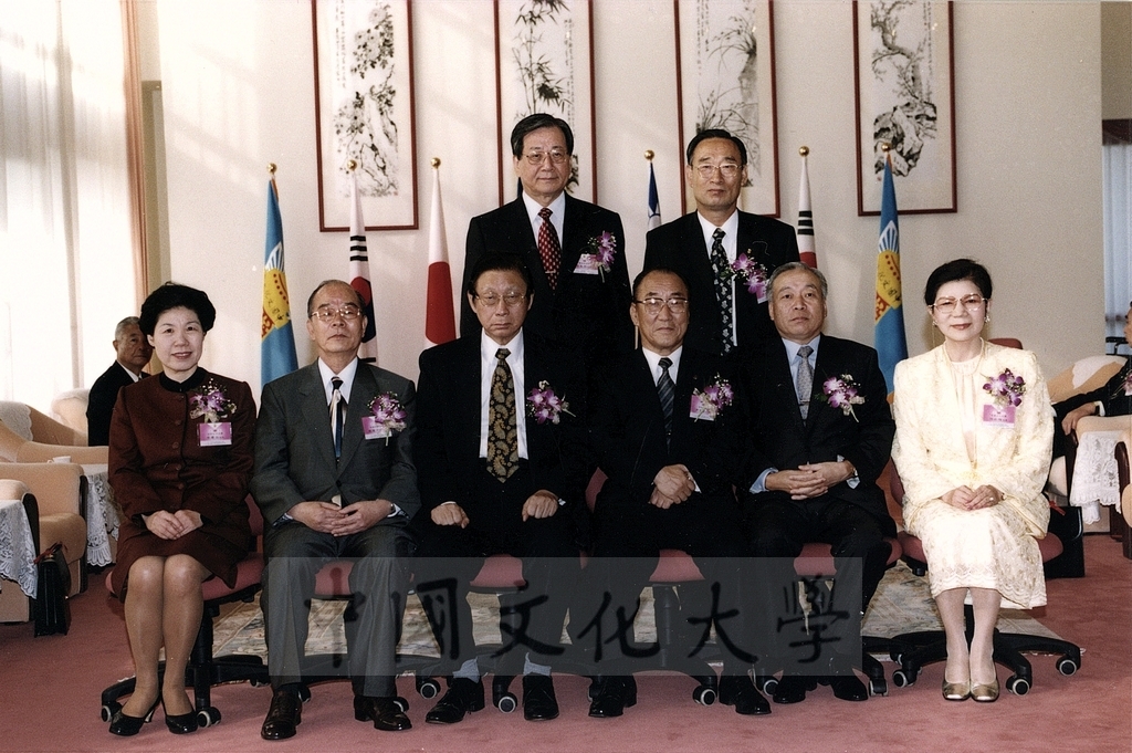 2001年11月5日參加中日韓三國私立學校發展會議貴賓蒞臨本校並由董事長張鏡湖、校長林彩梅親自接待的圖檔，第7張，共10張