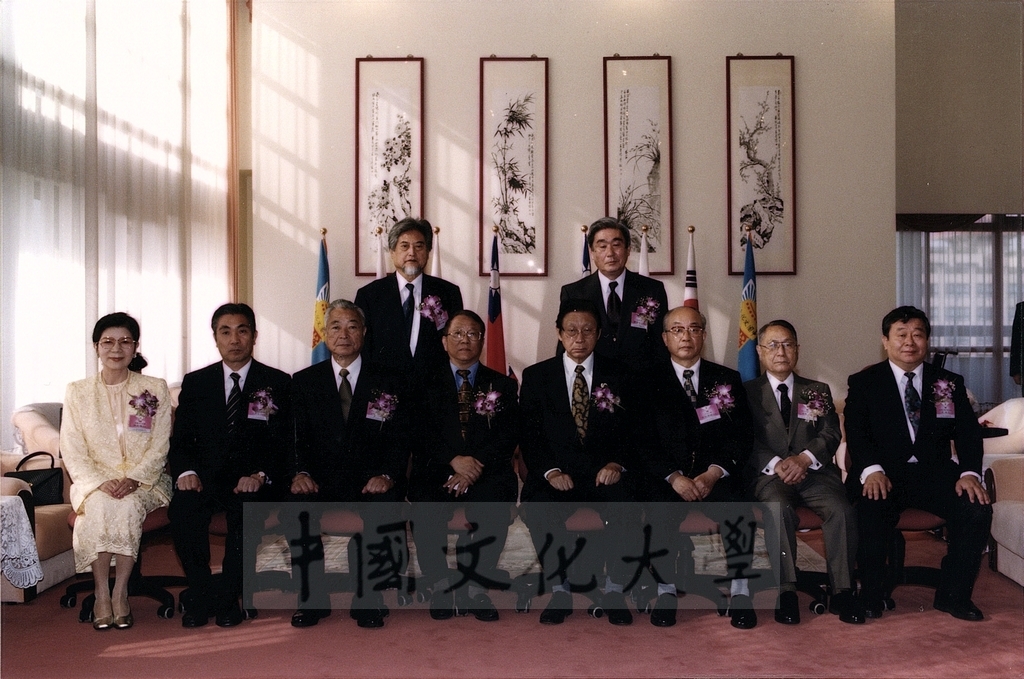 2001年11月5日參加中日韓三國私立學校發展會議貴賓蒞臨本校並由董事長張鏡湖、校長林彩梅親自接待的圖檔，第8張，共10張