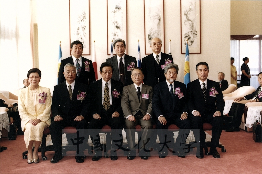 2001年11月5日參加中日韓三國私立學校發展會議貴賓蒞臨本校並由董事長張鏡湖、校長林彩梅親自接待的圖檔，第9張，共10張