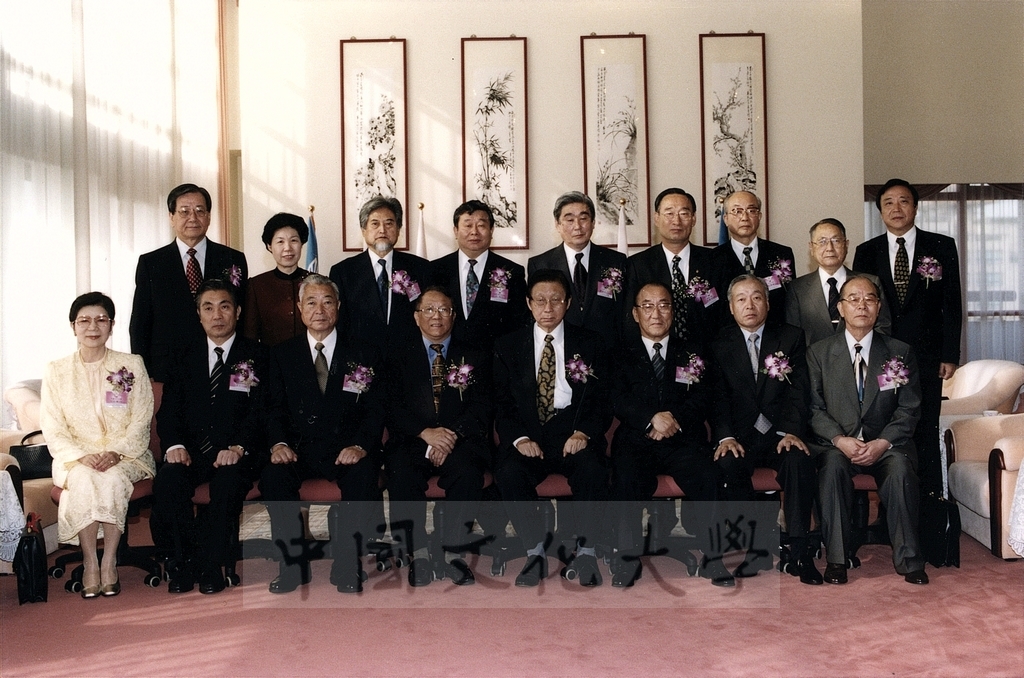 2001年11月5日參加中日韓三國私立學校發展會議貴賓蒞臨本校並由董事長張鏡湖、校長林彩梅親自接待的圖檔，第10張，共10張
