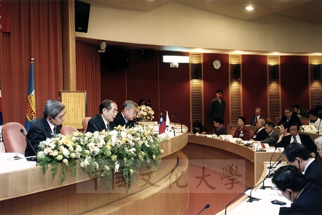 2001年11月5-6日本校舉行「二十一世紀私立學校發展之展望—中日韓三國私立學校國際學術研討會」的圖檔，第10張，共22張