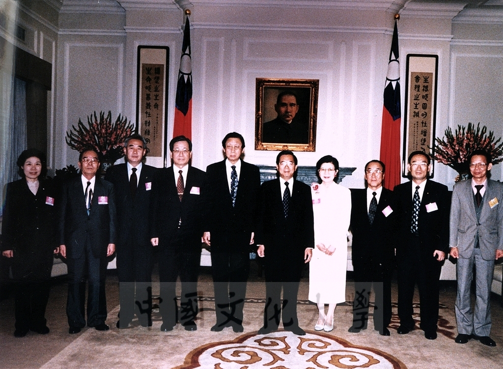 2001年11月7日總統陳水扁接見參加中日韓三國私校發展會議的三國專家學者的圖檔，第1張，共2張