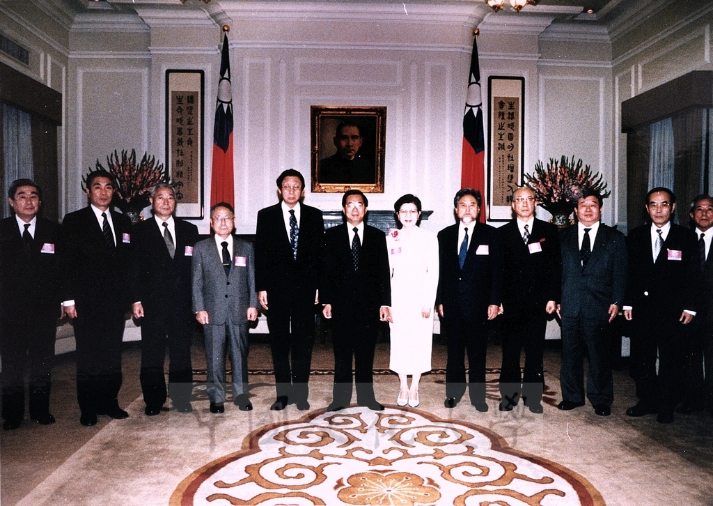 2001年11月7日總統陳水扁接見參加中日韓三國私校發展會議的三國專家學者的圖檔，第2張，共2張