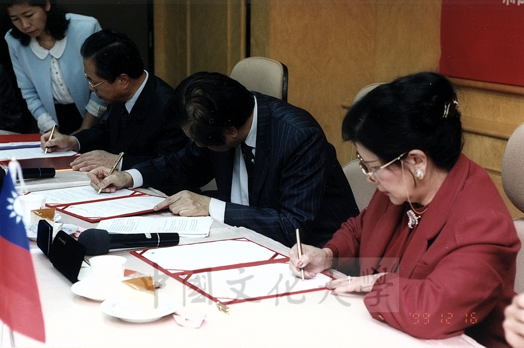 1999年12月16日舉行本校與韓國仁荷大學締結姐妹校簽約儀式的圖檔，第3張，共8張