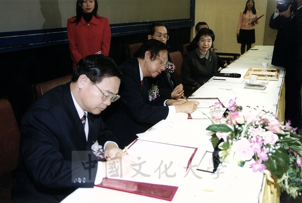 2000年1月12日中國文化大學、國立國父紀念館、東京富士美術館共同舉行「西洋名畫展-從文藝復興到二十世紀五百年精華」簽約典禮的圖檔，第5張，共9張