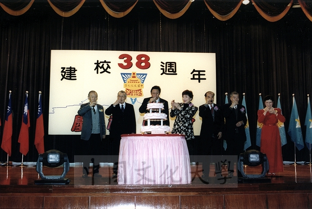 2000年3月1日中國文化大學建校38週年校慶慶祝晚會的圖檔，第10張，共16張