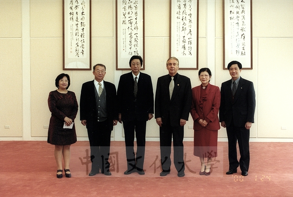 2000年1月24日美國德州聖道大學(University of the incarnate word)校長Dr. Louis J. Agnese蒞臨本校參訪並拜會董事長張鏡湖的圖檔，第1張，共2張