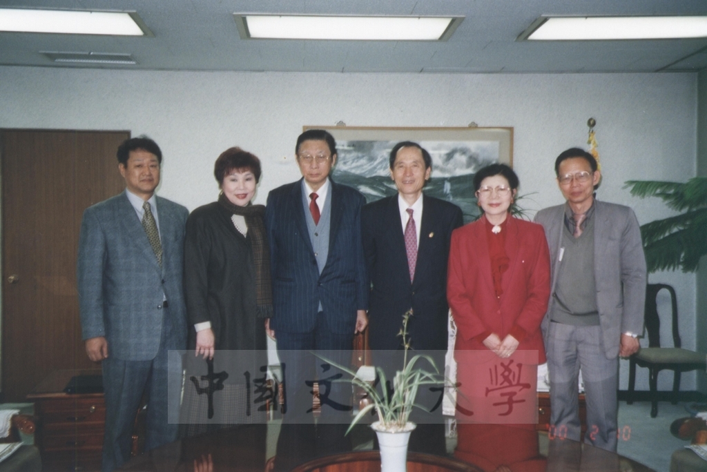 2000年2月8日至12日董事長張鏡湖、董事穆閩珠、校長林彩梅等一行人應邀前往韓國訪問的圖檔，第12張，共17張