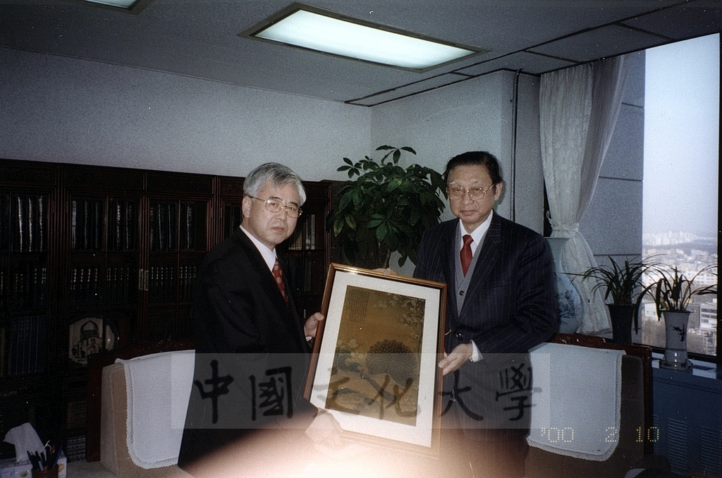 2000年2月8日至12日董事長張鏡湖、董事穆閩珠、校長林彩梅等一行人應邀前往韓國訪問的圖檔，第13張，共17張