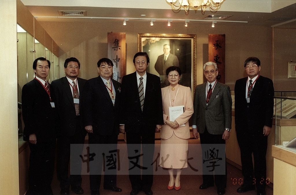 2000年3月20日參加「第一屆日本研究・台日關係・日語教育國際學術研討會」外賓蒞臨本校拜會董事長張鏡湖、校長林彩梅的圖檔，第1張，共2張
