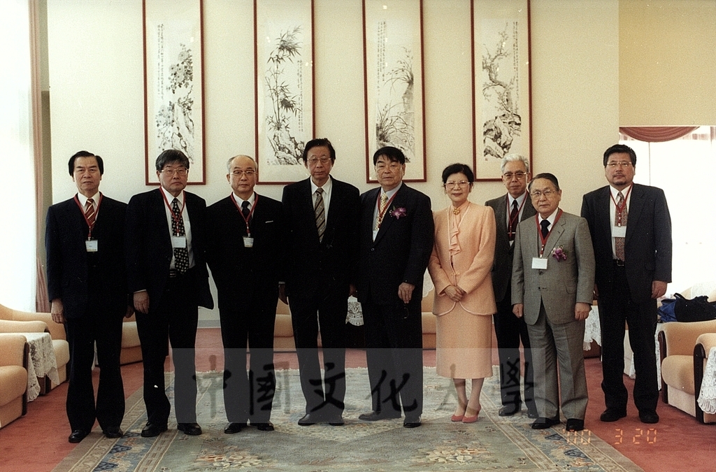 2000年3月20日參加「第一屆日本研究・台日關係・日語教育國際學術研討會」外賓蒞臨本校拜會董事長張鏡湖、校長林彩梅的圖檔，第2張，共2張