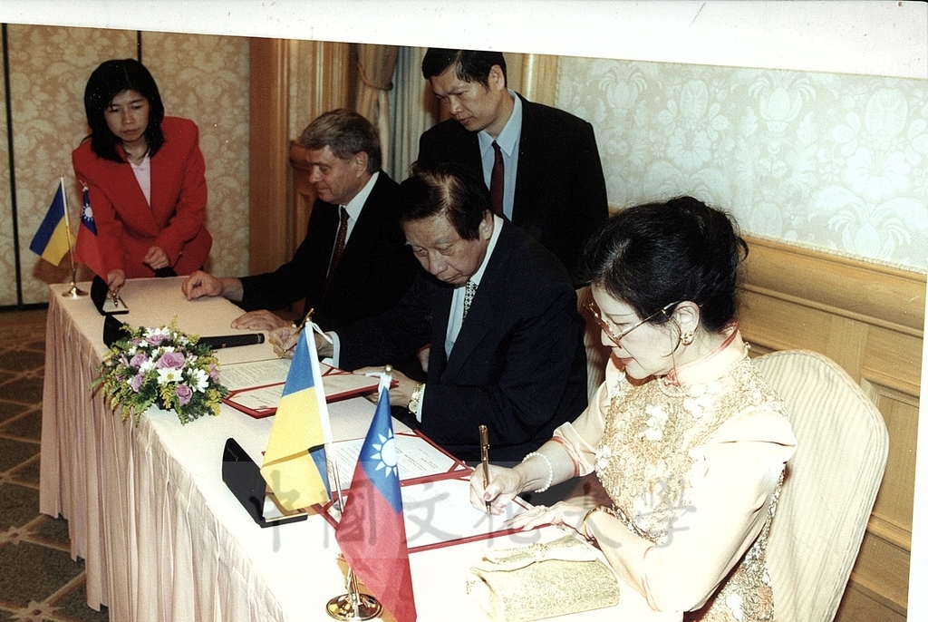 2000年4月21日舉行本校與烏克蘭歐洲財經資訊大學(European University of Finance, Information Systems, Management and Business)締結姐妹簽約儀式的圖檔，第4張，共11張