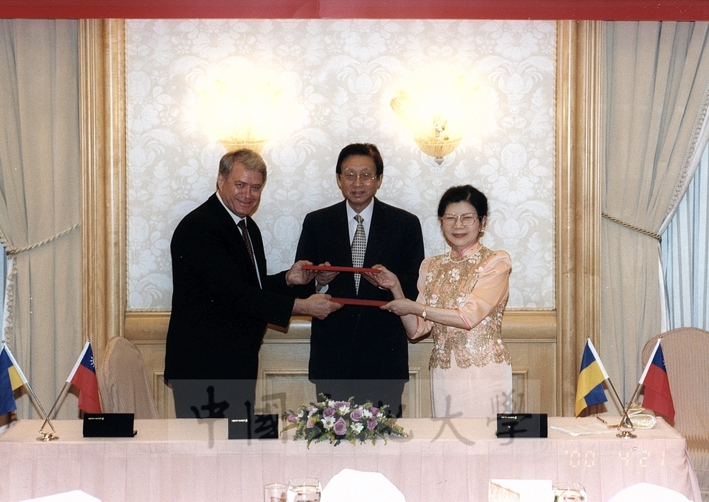 2000年4月21日舉行本校與烏克蘭歐洲財經資訊大學(European University of Finance, Information Systems, Management and Business)締結姐妹簽約儀式的圖檔，第5張，共11張
