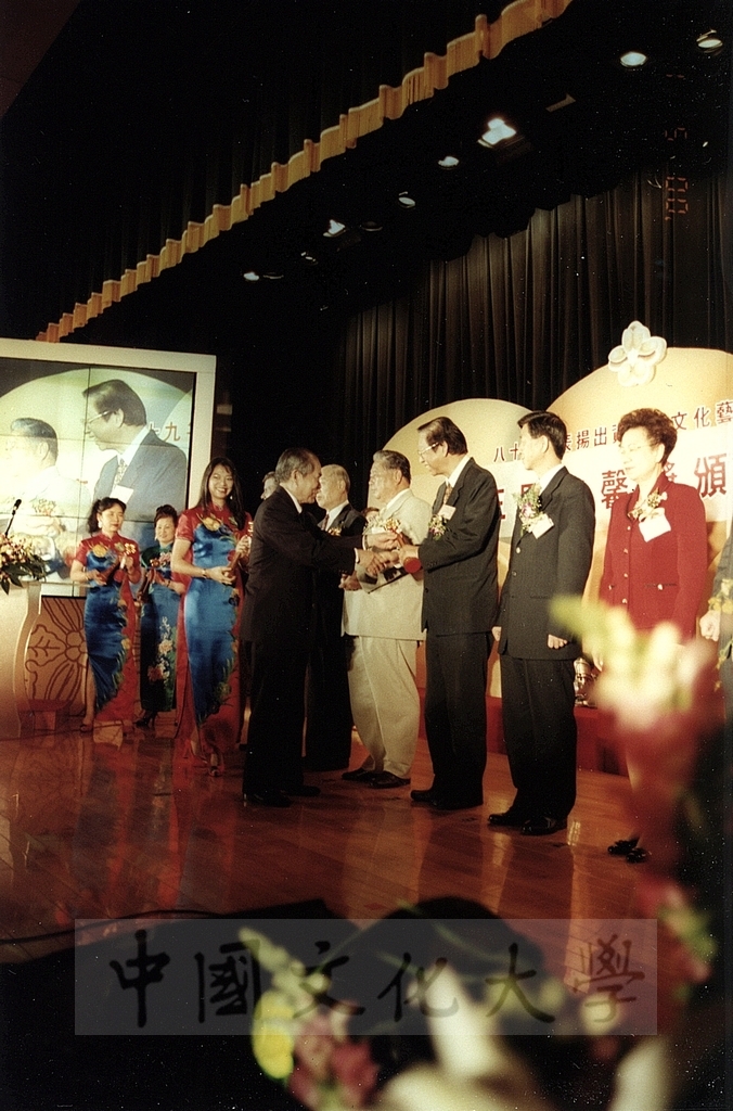 2000年5月1日本校榮獲「第三屆文馨獎金獎」，董事長張鏡湖親往領獎的圖檔，第2張，共6張