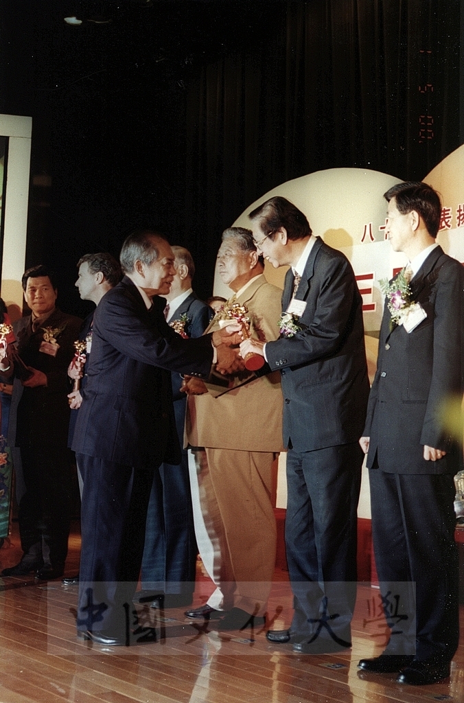 2000年5月1日本校榮獲「第三屆文馨獎金獎」，董事長張鏡湖親往領獎的圖檔，第3張，共6張