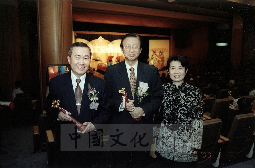 2000年5月1日本校榮獲「第三屆文馨獎金獎」，董事長張鏡湖親往領獎的圖檔，第4張，共6張