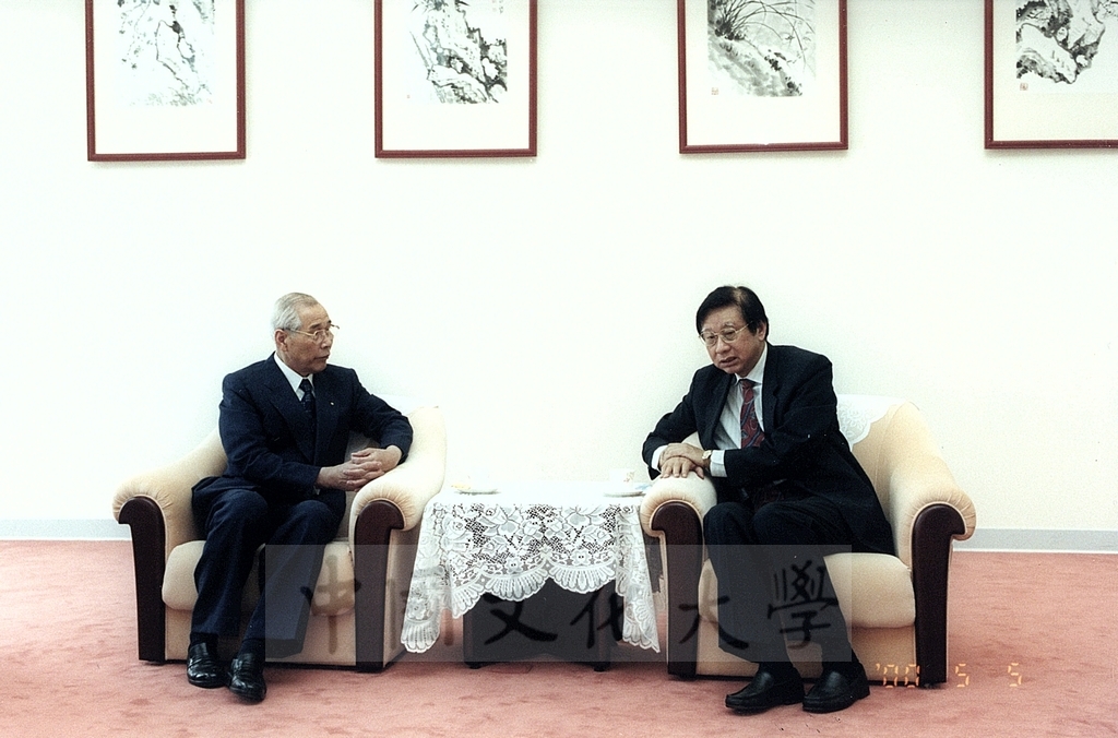 2000年5月5日日本創價學會理事長和田榮一蒞臨本校參訪並拜會董事長張鏡湖的圖檔，第2張，共5張