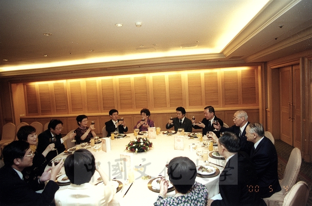 2000年5月5日日本創價學會理事長和田榮一蒞臨本校參訪並拜會董事長張鏡湖的圖檔，第4張，共5張