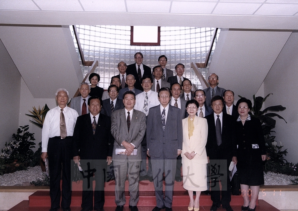 2000年5月11日中華民國私立學校文教協會理事長羅傳進率領會員蒞臨本校參訪並拜會董事長張鏡湖的圖檔，第1張，共1張