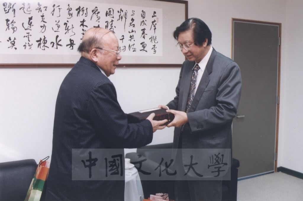 1999年3月24日大陸法政學者蒞臨本校參訪並拜會董事長張鏡湖的圖檔，第2張，共7張