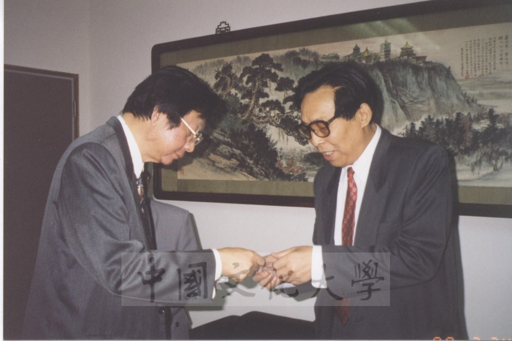1999年3月24日大陸法政學者蒞臨本校參訪並拜會董事長張鏡湖的圖檔，第4張，共7張