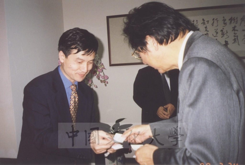 1999年3月24日大陸法政學者蒞臨本校參訪並拜會董事長張鏡湖的圖檔，第5張，共7張