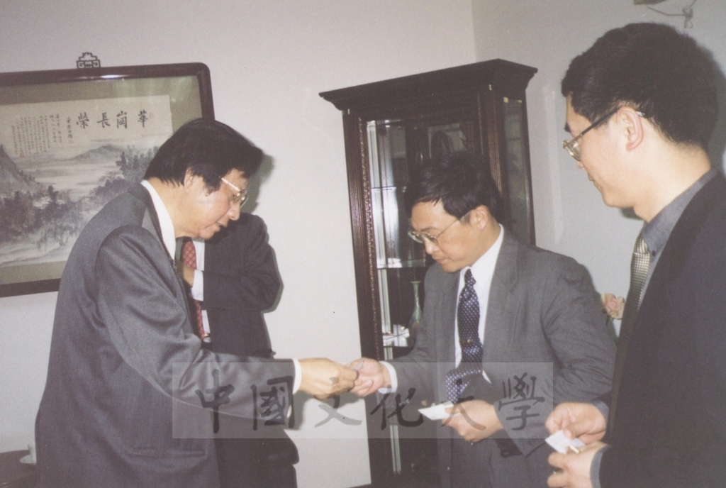 1999年3月24日大陸法政學者蒞臨本校參訪並拜會董事長張鏡湖的圖檔，第7張，共7張