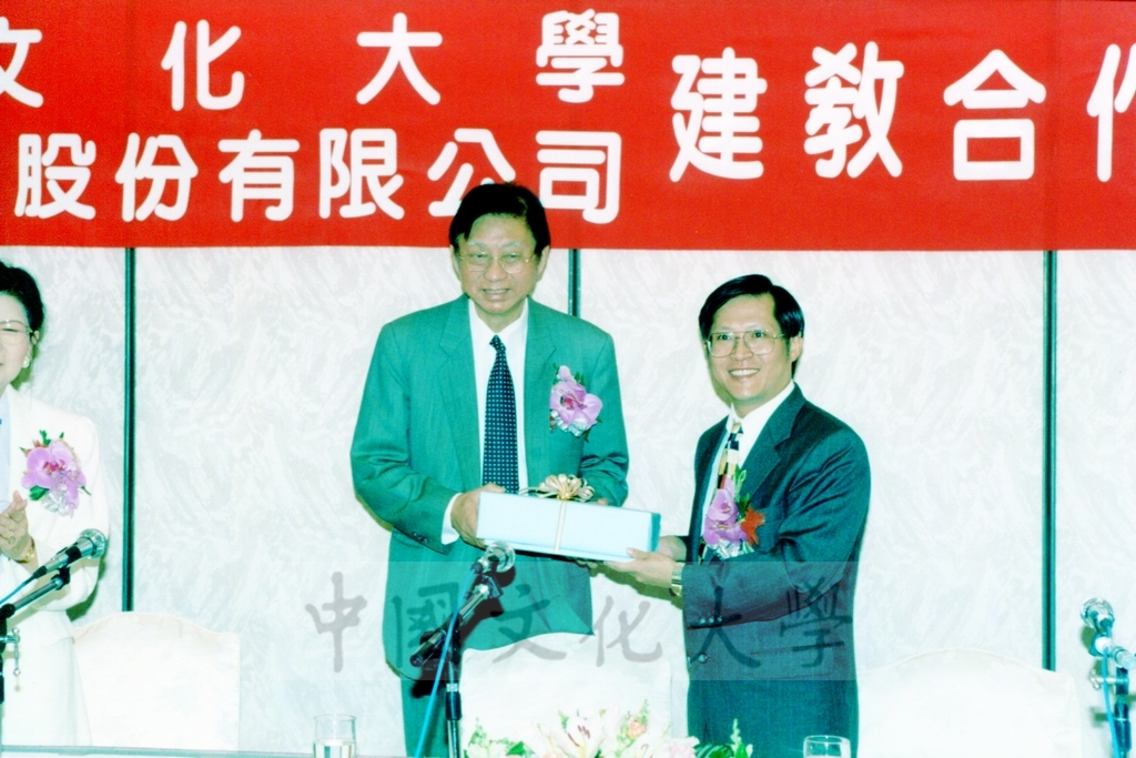 1999年4月19日舉行本校環境設計學院建築及都市計劃研究所與樂揚建設建教合作簽約儀式的圖檔，第6張，共7張