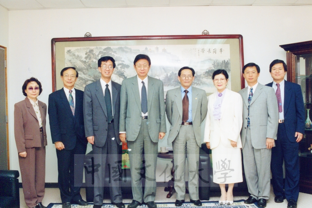 1999年4月19日大陸人民大學副校長蒞校參訪並拜會董事長張鏡湖、校長林彩梅的圖檔，第1張，共2張