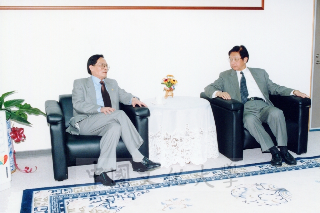 1999年4月19日大陸人民大學副校長蒞校參訪並拜會董事長張鏡湖、校長林彩梅的圖檔，第2張，共2張