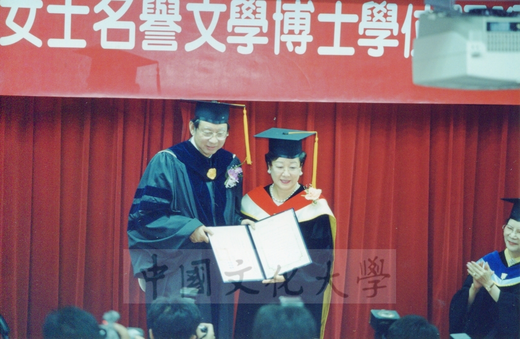 1999年4月22日世界和平婦女會國際總裁韓鶴子獲頒本校名譽文學博士學位頒贈典禮的圖檔，第4張，共17張