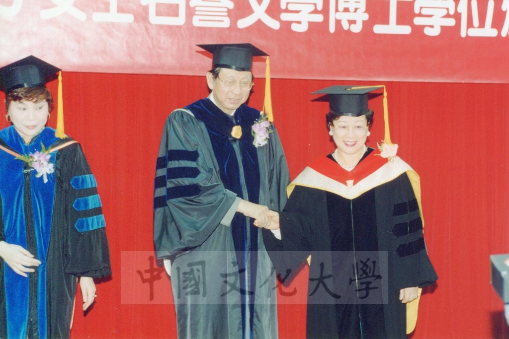 1999年4月22日世界和平婦女會國際總裁韓鶴子獲頒本校名譽文學博士學位頒贈典禮的圖檔，第6張，共17張