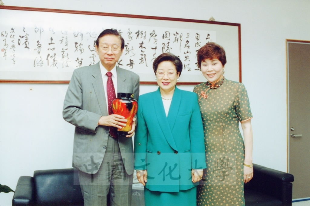 1999年4月22日世界和平婦女會國際總裁韓鶴子獲頒本校名譽文學博士學位頒贈典禮的圖檔，第13張，共17張