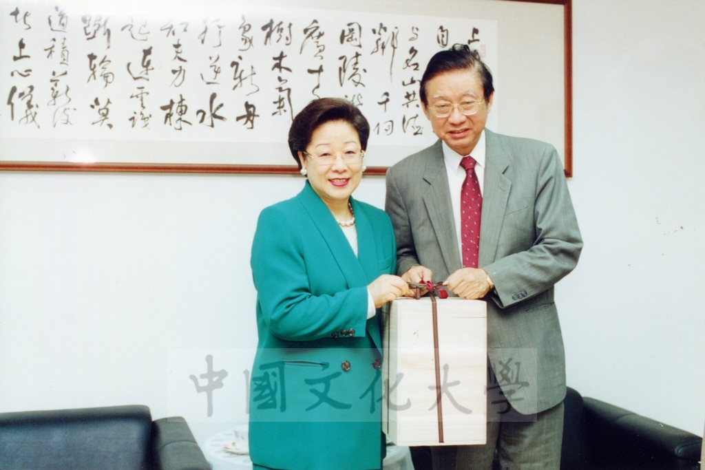 1999年4月22日世界和平婦女會國際總裁韓鶴子獲頒本校名譽文學博士學位頒贈典禮的圖檔，第14張，共17張