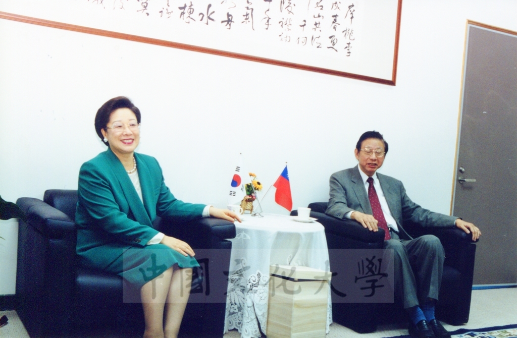 1999年4月22日世界和平婦女會國際總裁韓鶴子獲頒本校名譽文學博士學位頒贈典禮的圖檔，第15張，共17張