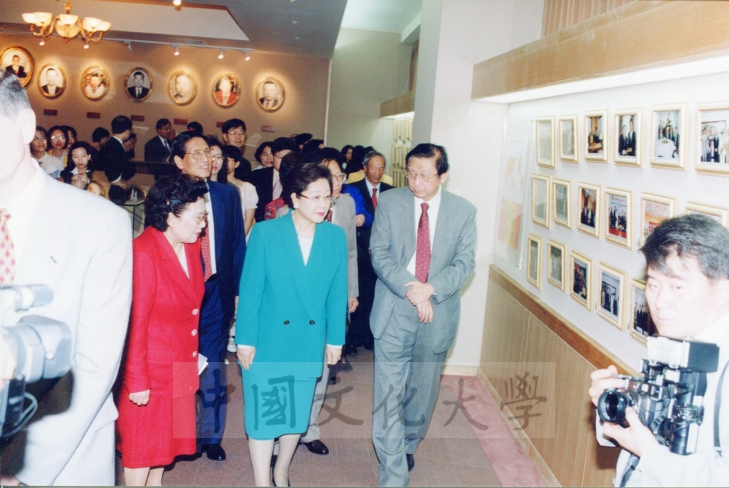 1999年4月22日世界和平婦女會國際總裁韓鶴子獲頒本校名譽文學博士學位頒贈典禮的圖檔，第16張，共17張