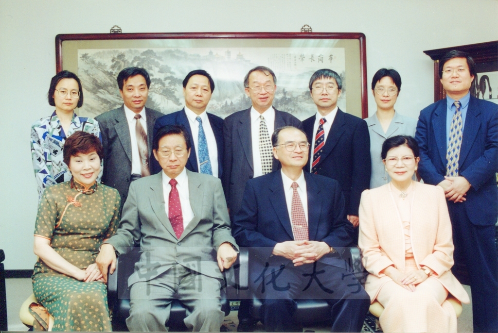 1999年4月22日大陸中國社會科學院副院長王洛林蒞臨本校參訪並拜會董事長張鏡湖、校長林彩梅的圖檔，第1張，共2張