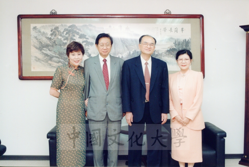 1999年4月22日大陸中國社會科學院副院長王洛林蒞臨本校參訪並拜會董事長張鏡湖、校長林彩梅的圖檔，第2張，共2張