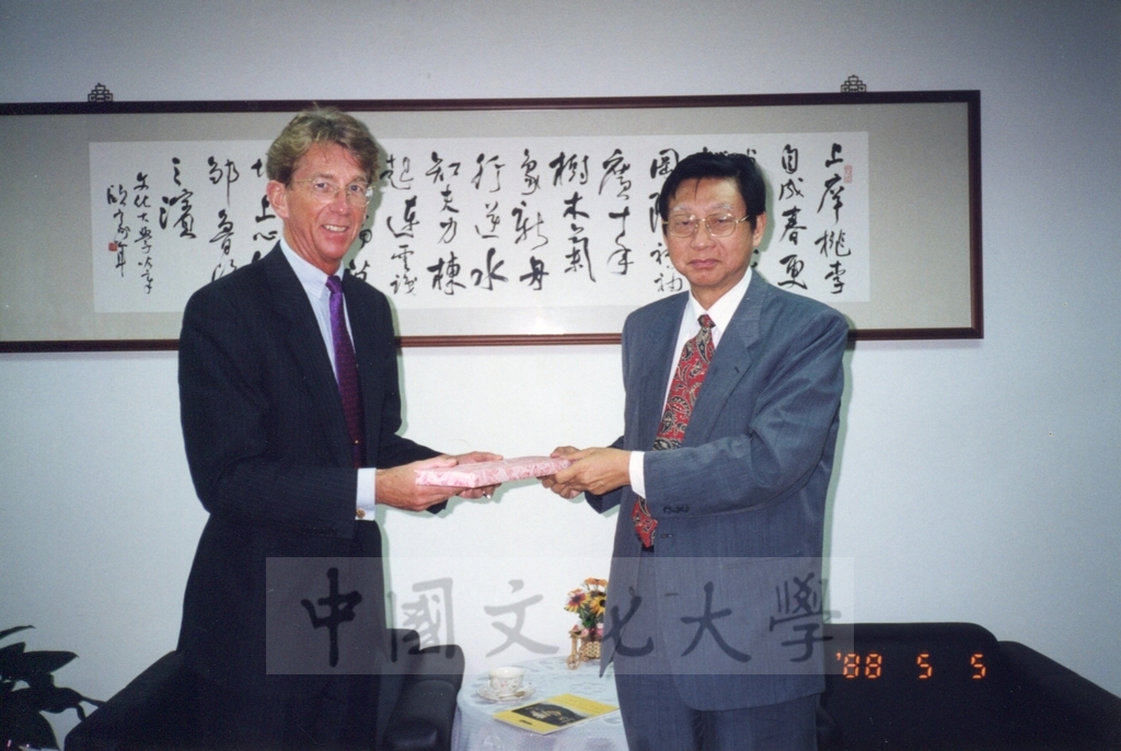 1999年5月5日本校法律系邀請荷蘭自由大學van der Burgh教授蒞臨本校參訪並陪同拜會董事長張鏡湖的圖檔，第2張，共2張
