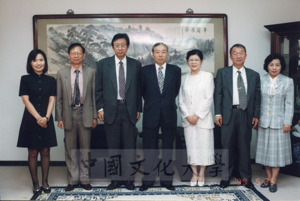 1999年5月25日韓國駐台代表處代表伊海重蒞臨本校參訪並拜會董事長張鏡湖、校長林彩梅的圖檔，第1張，共2張