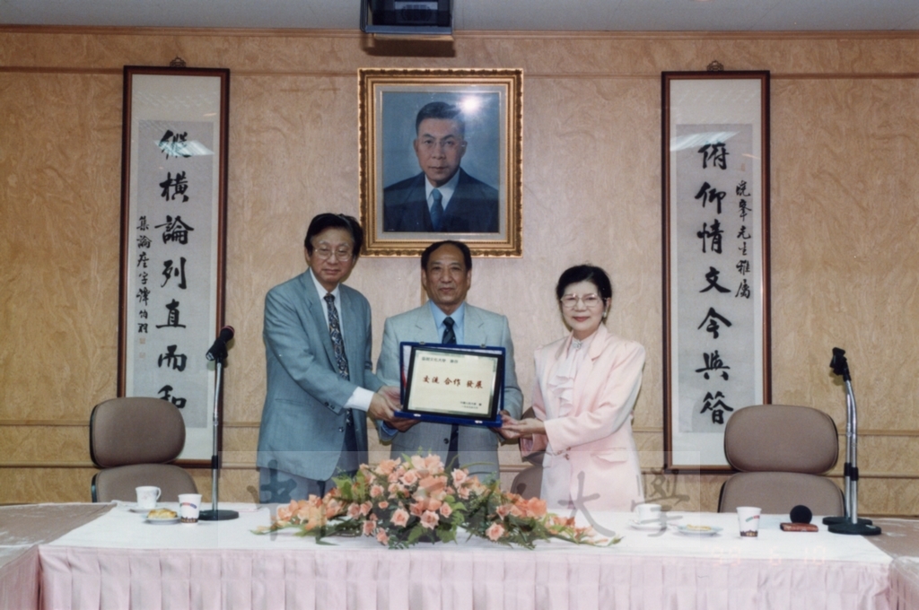 1999年6月10日北京人民大學校長李文海蒞臨本校學參訪並拜會董事長張鏡湖、校長林彩梅的圖檔，第1張，共1張