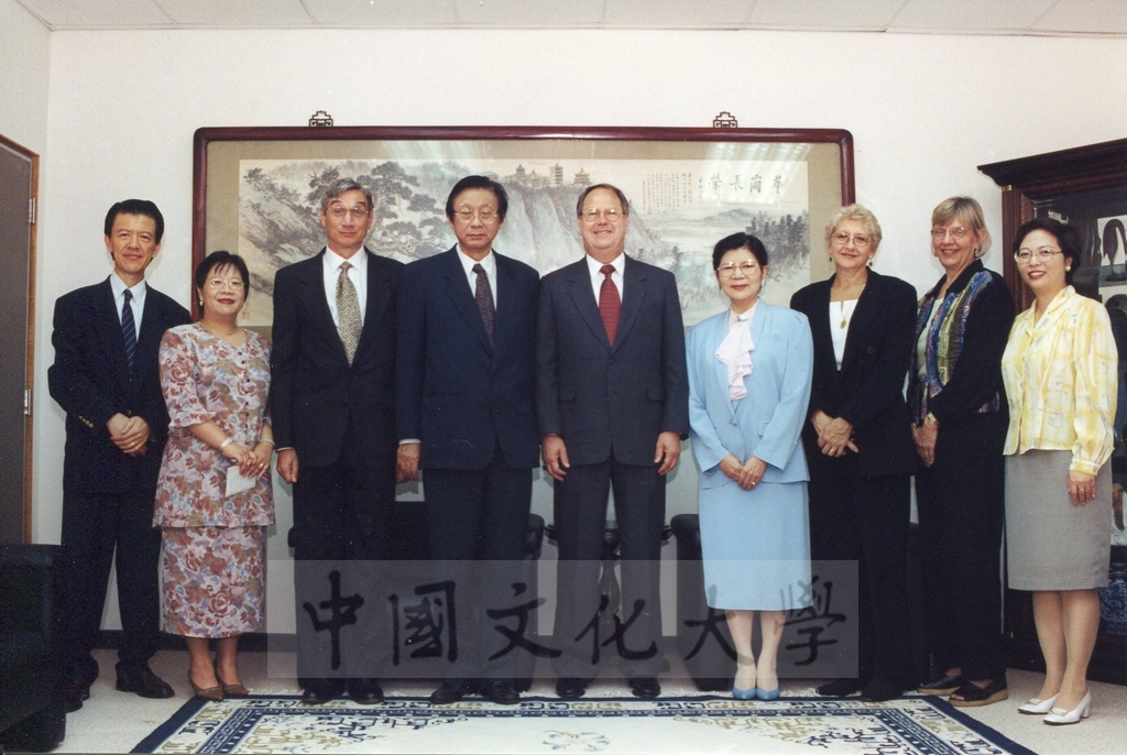 1999年7月6日美國莫瑞大學一行人蒞臨本校參訪並拜會董事長張鏡湖、校長林彩梅的圖檔，第1張，共1張