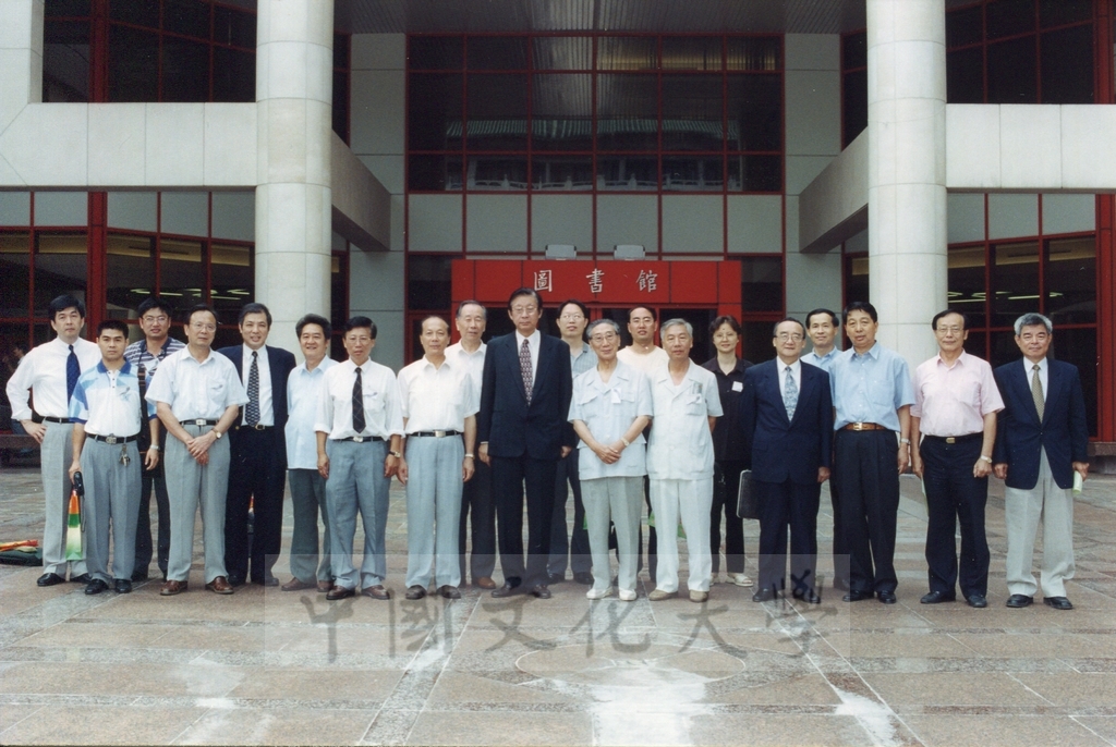 1999年8月23日大陸學者蒞臨本校參加「地質研討會」，並由董事長張鏡湖帶領參觀校園設施的圖檔，第1張，共9張