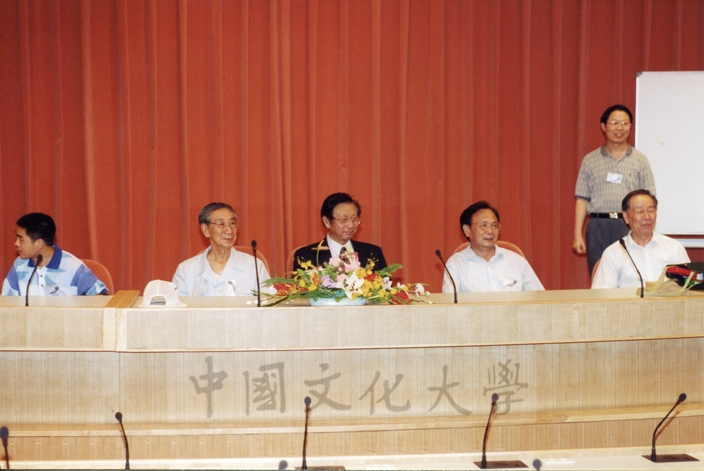 1999年8月23日大陸學者蒞臨本校參加「地質研討會」，並由董事長張鏡湖帶領參觀校園設施的圖檔，第2張，共9張