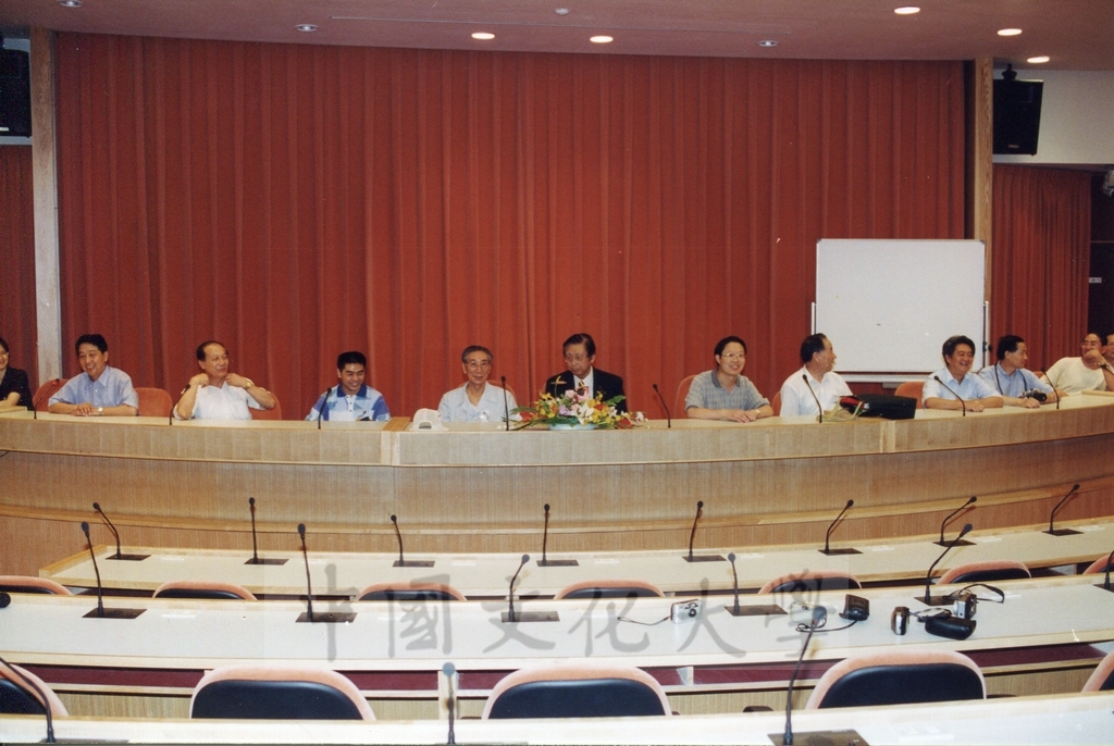 1999年8月23日大陸學者蒞臨本校參加「地質研討會」，並由董事長張鏡湖帶領參觀校園設施的圖檔，第3張，共9張