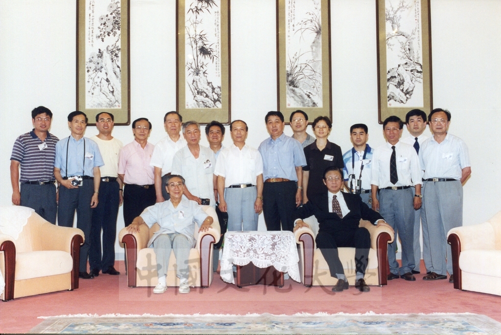 1999年8月23日大陸學者蒞臨本校參加「地質研討會」，並由董事長張鏡湖帶領參觀校園設施的圖檔，第4張，共9張