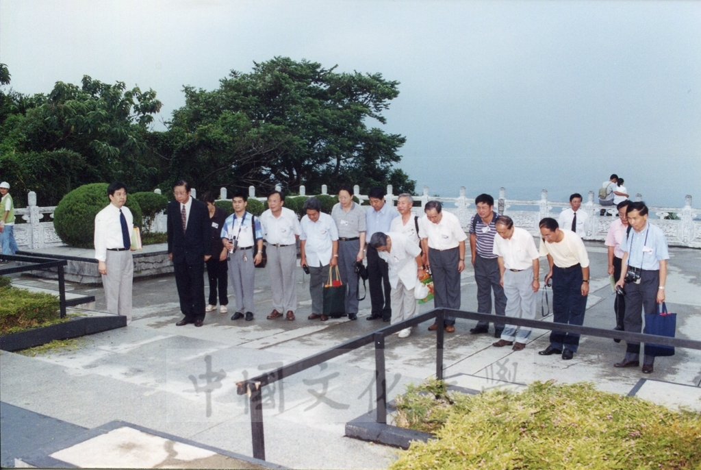 1999年8月23日大陸學者蒞臨本校參加「地質研討會」，並由董事長張鏡湖帶領參觀校園設施的圖檔，第6張，共9張
