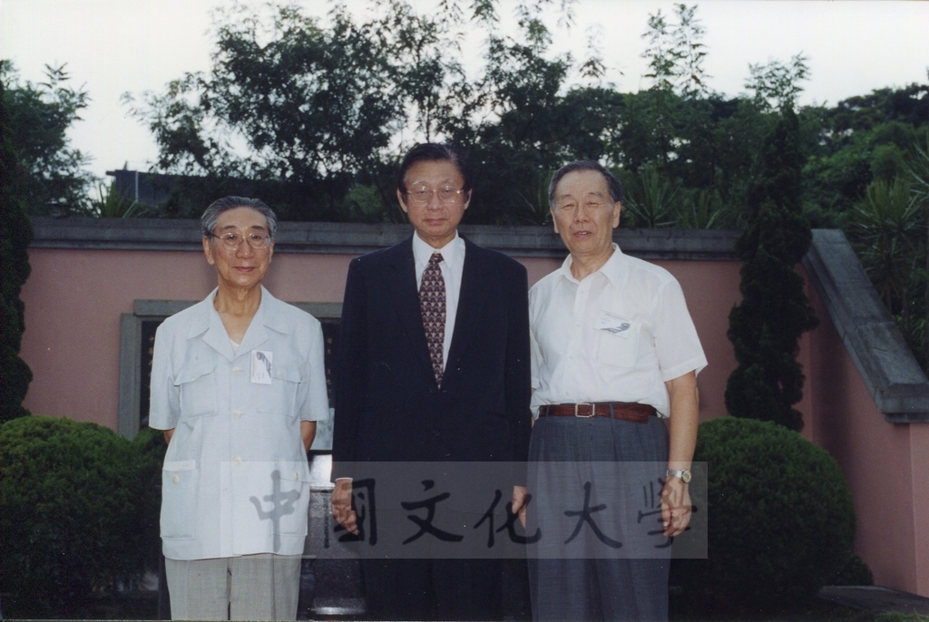 1999年8月23日大陸學者蒞臨本校參加「地質研討會」，並由董事長張鏡湖帶領參觀校園設施的圖檔，第8張，共9張